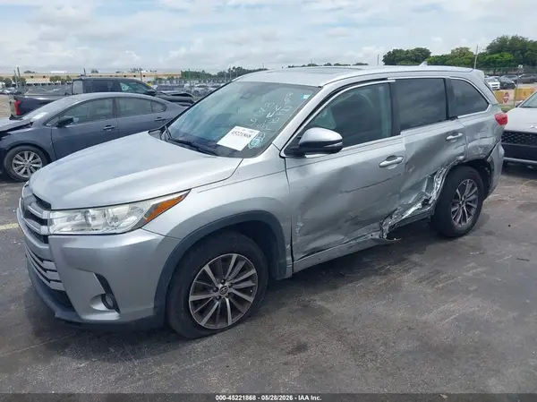 5TDKZRFH2JS266148 2018 TOYOTA HIGHLANDER - Image 2
