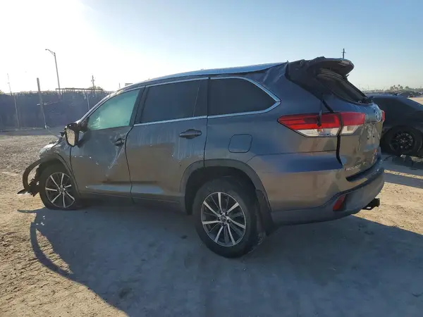 5TDKZRFH2JS267459 2018 TOYOTA HIGHLANDER - Image 2