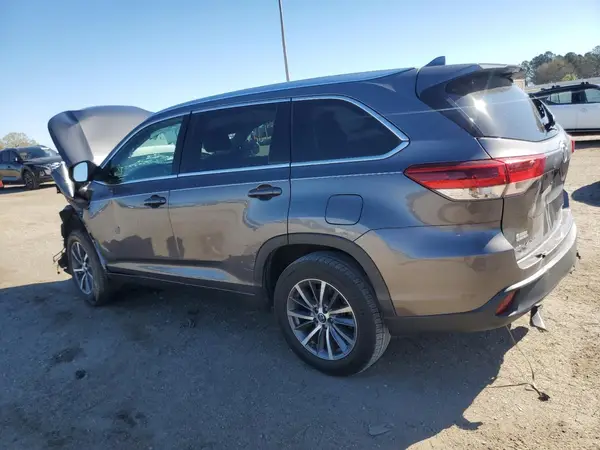 5TDKZRFH2JS274119 2018 TOYOTA HIGHLANDER - Image 2