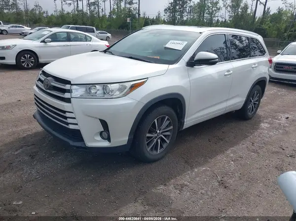 5TDKZRFH2JS277084 2018 TOYOTA HIGHLANDER - Image 2