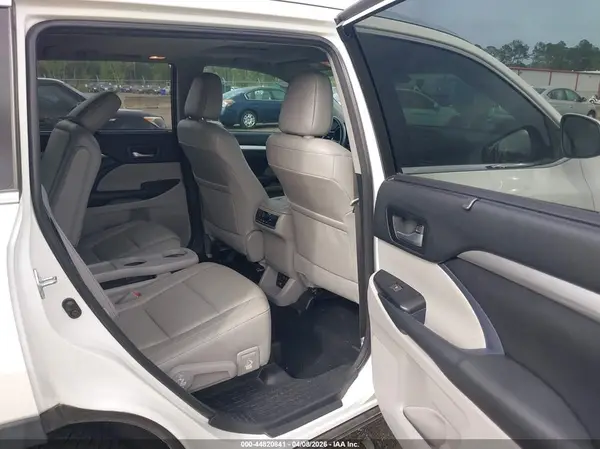 5TDKZRFH2JS277084 2018 TOYOTA HIGHLANDER - Image 8