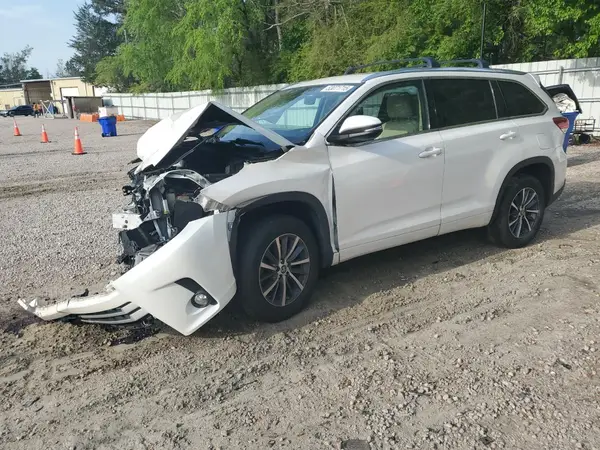 5TDKZRFH2JS278655 2018 TOYOTA HIGHLANDER - Image 1