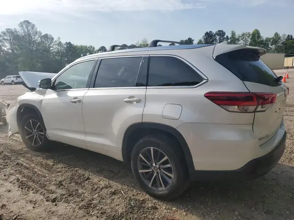 5TDKZRFH2JS278655 2018 TOYOTA HIGHLANDER - Image 2