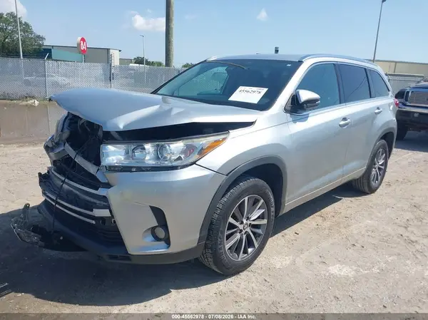 5TDKZRFH2JS287307 2018 TOYOTA HIGHLANDER - Image 2