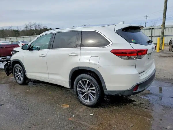 5TDKZRFH2JS526984 2018 TOYOTA HIGHLANDER - Image 2