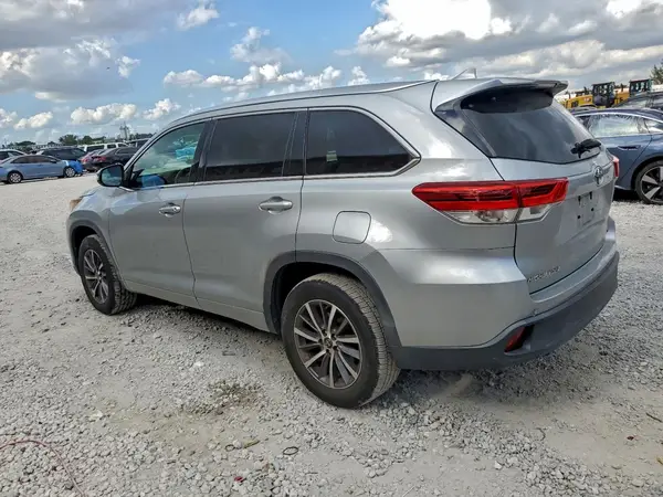 5TDKZRFH2JS527665 2018 TOYOTA HIGHLANDER - Image 2