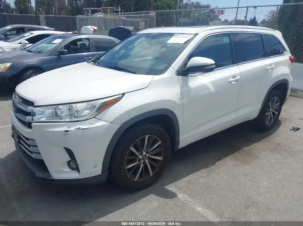 5TDKZRFH2JS527858 2018 TOYOTA HIGHLANDER - Image 2