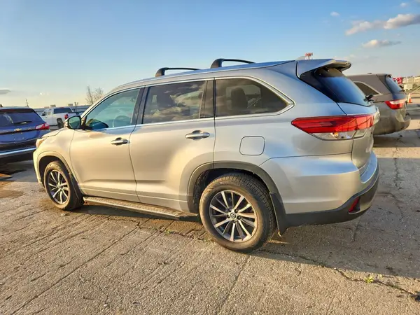 5TDKZRFH2JS528279 2018 TOYOTA HIGHLANDER - Image 2