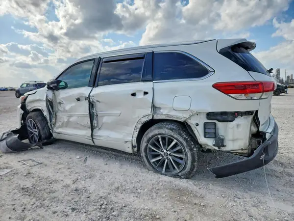5TDKZRFH2JS530274 2018 TOYOTA HIGHLANDER - Image 2