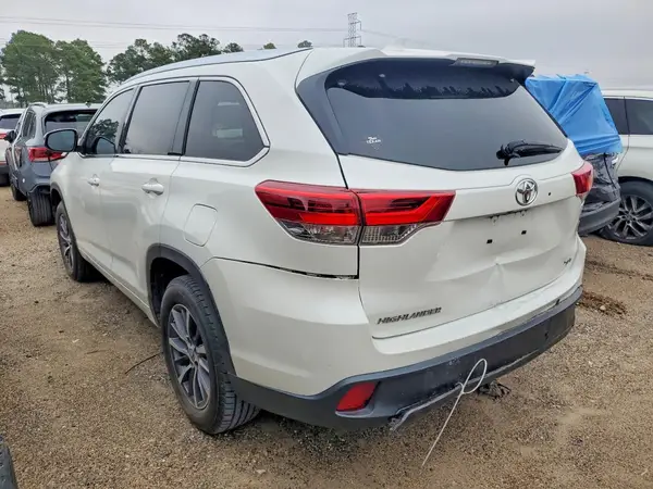 5TDKZRFH2JS530923 2018 TOYOTA HIGHLANDER - Image 2
