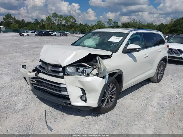 5TDKZRFH2JS531926 2018 TOYOTA HIGHLANDER - Image 2