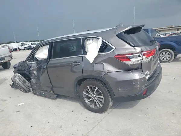 5TDKZRFH2JS532171 2018 TOYOTA HIGHLANDER - Image 2