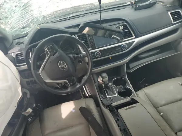5TDKZRFH2JS532171 2018 TOYOTA HIGHLANDER - Image 8