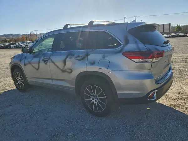 5TDKZRFH2JS532252 2018 TOYOTA HIGHLANDER - Image 2