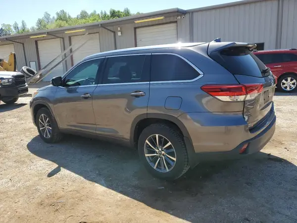 5TDKZRFH2JS533854 2018 TOYOTA HIGHLANDER - Image 2