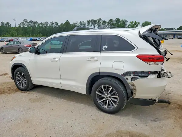 5TDKZRFH2JS536494 2018 TOYOTA HIGHLANDER - Image 2