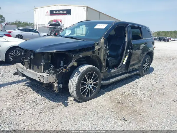5TDKZRFH2JS536723 2018 TOYOTA HIGHLANDER - Image 2
