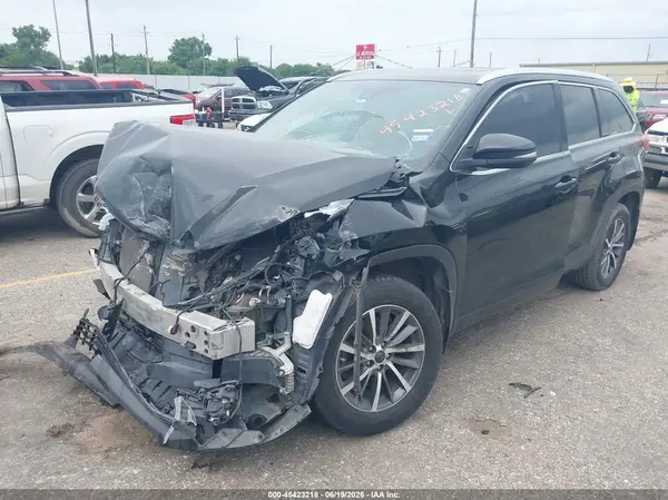 5TDKZRFH2JS537712 2018 TOYOTA HIGHLANDER - Image 2