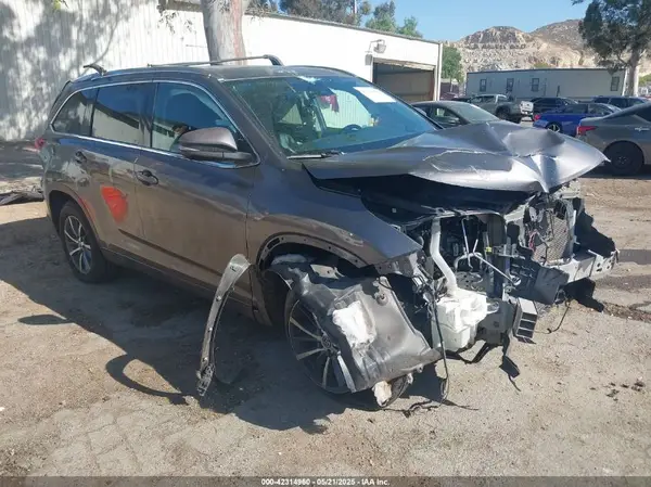 5TDKZRFH2JS537922 2018 TOYOTA HIGHLANDER - Image 1