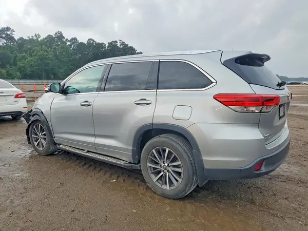 5TDKZRFH2JS538097 2018 TOYOTA HIGHLANDER - Image 2