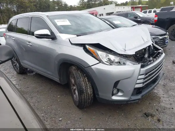 5TDKZRFH2JS538634 2018 TOYOTA HIGHLANDER - Image 1