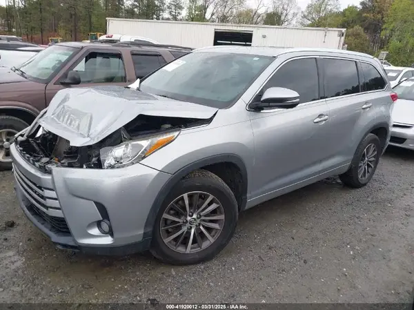 5TDKZRFH2JS538634 2018 TOYOTA HIGHLANDER - Image 2