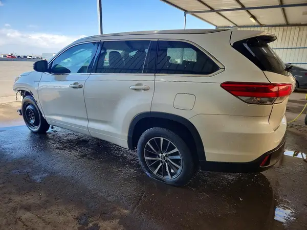 5TDKZRFH2JS538682 2018 TOYOTA HIGHLANDER - Image 2