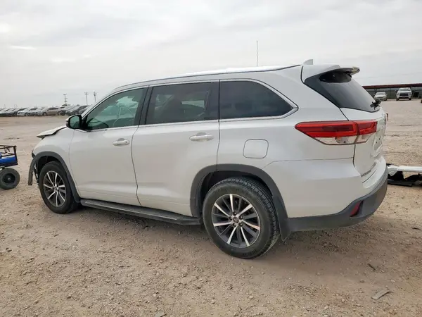 5TDKZRFH2JS540769 2018 TOYOTA HIGHLANDER - Image 2