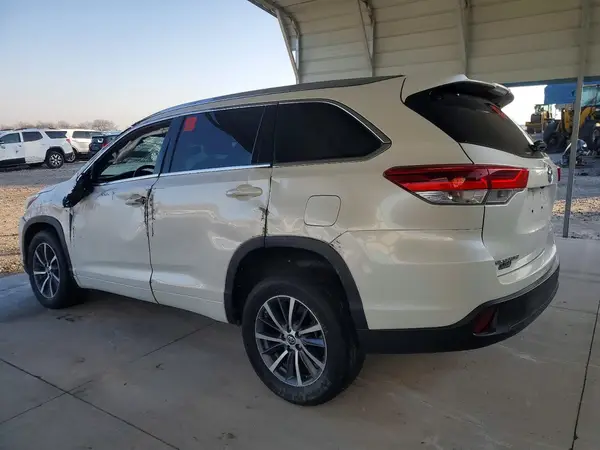 5TDKZRFH2JS541551 2018 TOYOTA HIGHLANDER - Image 2