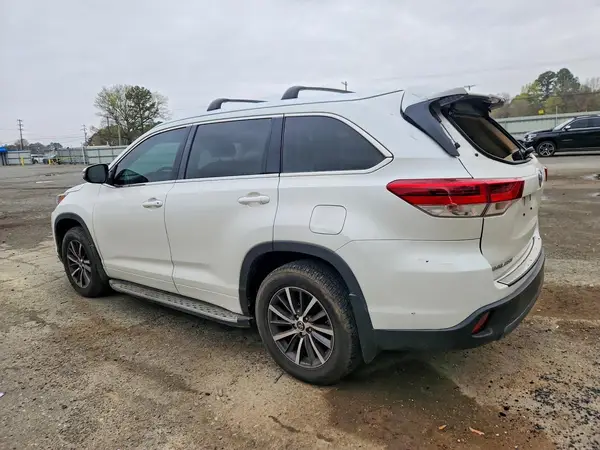 5TDKZRFH2JS542439 2018 TOYOTA HIGHLANDER - Image 2