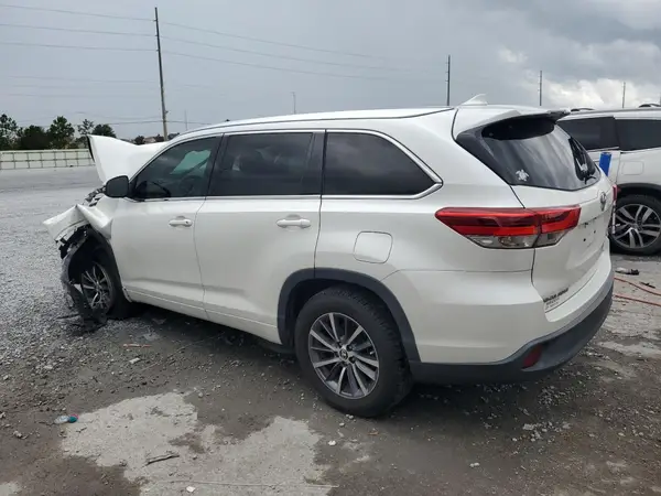 5TDKZRFH2JS542747 2018 TOYOTA HIGHLANDER - Image 2