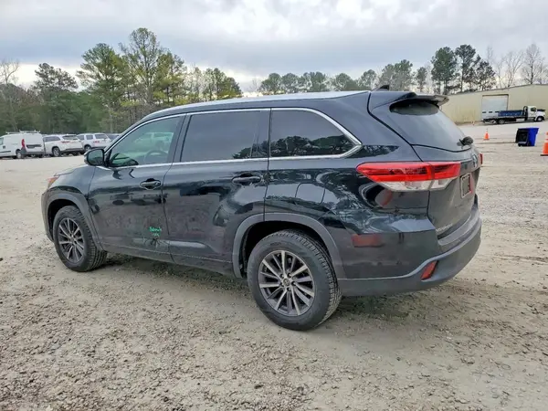 5TDKZRFH2JS543767 2018 TOYOTA HIGHLANDER - Image 2