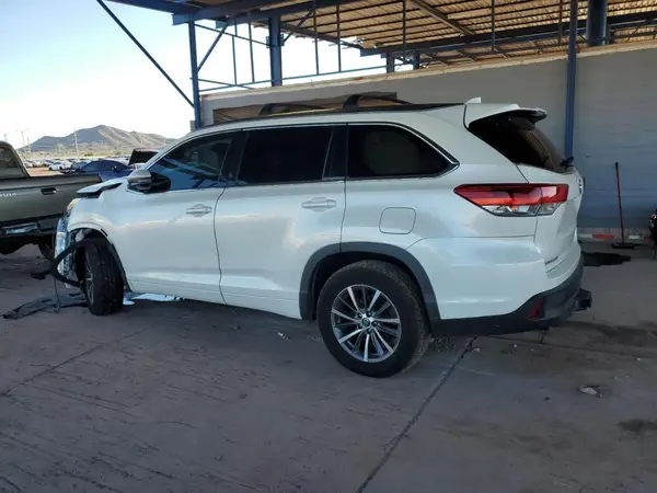 5TDKZRFH2JS544174 2018 TOYOTA HIGHLANDER - Image 2