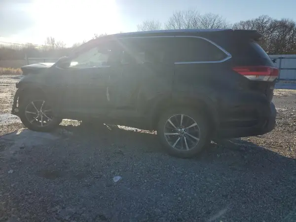 5TDKZRFH2JS544384 2018 TOYOTA HIGHLANDER - Image 2