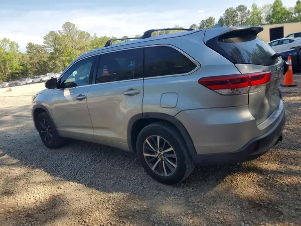 5TDKZRFH2JS544465 2018 TOYOTA HIGHLANDER - Image 2