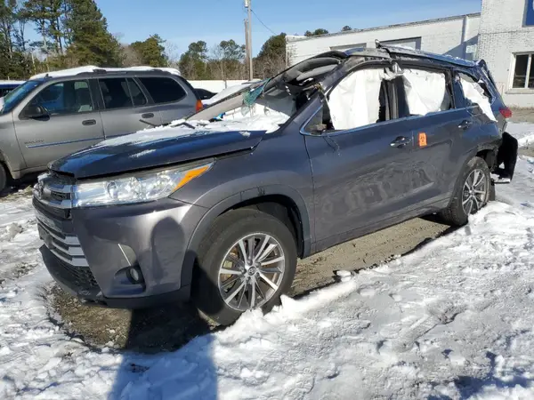5TDKZRFH2JS546250 2018 TOYOTA HIGHLANDER - Image 1