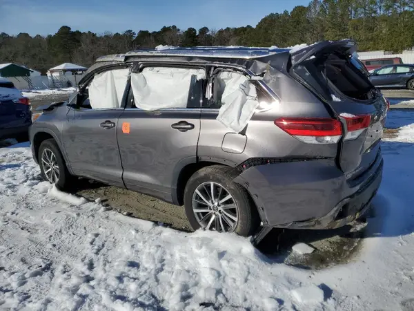 5TDKZRFH2JS546250 2018 TOYOTA HIGHLANDER - Image 2