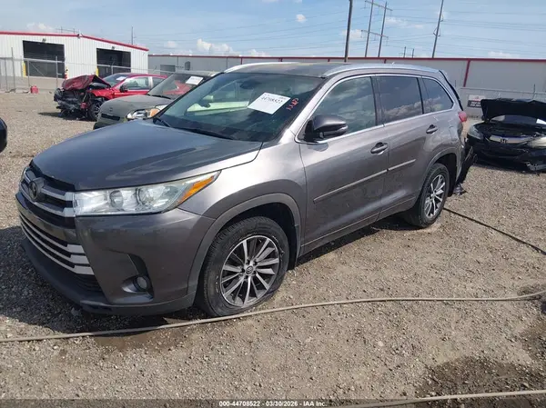5TDKZRFH2JS547169 2018 TOYOTA HIGHLANDER - Image 2