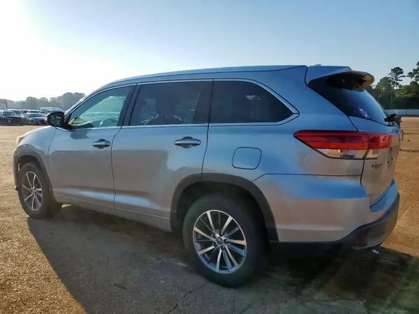 5TDKZRFH2JS548984 2018 TOYOTA HIGHLANDER - Image 2
