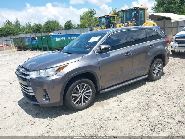 5TDKZRFH2JS549195 2018 TOYOTA HIGHLANDER - Image 2