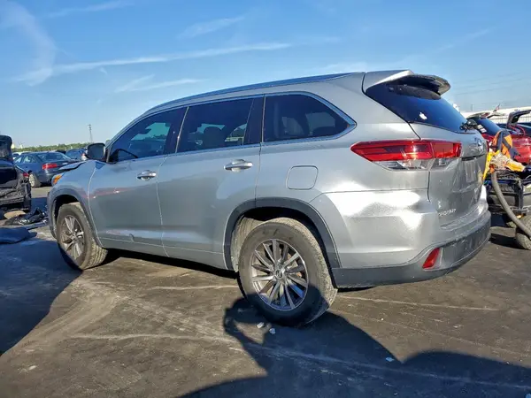 5TDKZRFH2JS549438 2018 TOYOTA HIGHLANDER - Image 2