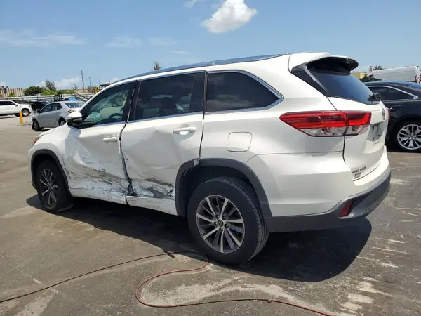 5TDKZRFH2JS550203 2018 TOYOTA HIGHLANDER - Image 2