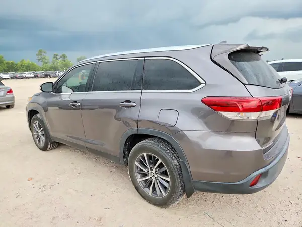 5TDKZRFH2KS318315 2019 TOYOTA HIGHLANDER - Image 2
