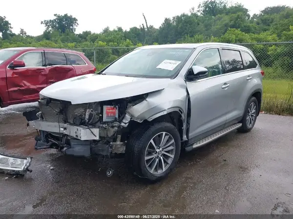 5TDKZRFH2KS319013 2019 TOYOTA HIGHLANDER - Image 2