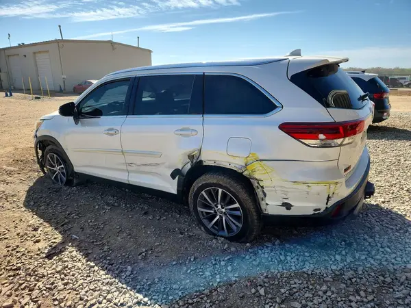 5TDKZRFH2KS326544 2019 TOYOTA HIGHLANDER - Image 2