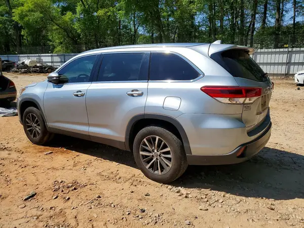 5TDKZRFH2KS358040 2019 TOYOTA HIGHLANDER - Image 2