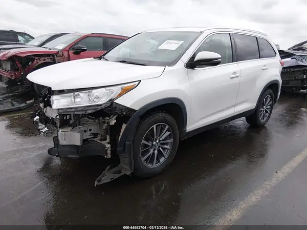 5TDKZRFH2KS358071 2019 TOYOTA HIGHLANDER - Image 2