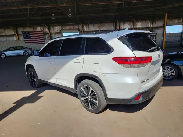 5TDKZRFH2KS551207 2019 TOYOTA HIGHLANDER - Image 2
