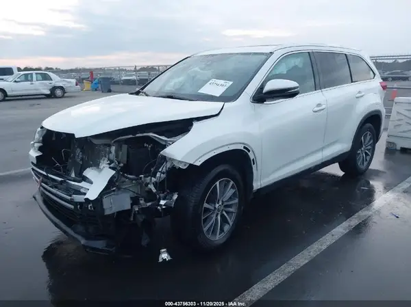 5TDKZRFH2KS553328 2019 TOYOTA HIGHLANDER - Image 2