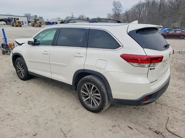 5TDKZRFH2KS555130 2019 TOYOTA HIGHLANDER - Image 2